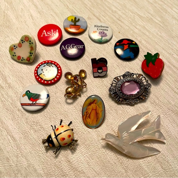 15 different kinds of pins metal wood and ceramic - Picture 1 of 7